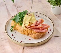 Брускетта с ветчиной и яйцом пашот