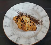 Круассан с шоколадом