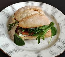 Сэндвич с красной рыбой