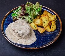 Пепер Стейк с перечным соусом и картофельным пюре