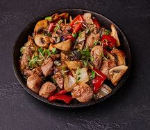 Шипящая сковорода с курицей