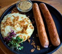 Колбаски с картофельным пюре