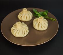 Хинкали со свининой, говядиной и зеленью