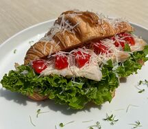 Круассан с цыплёнком