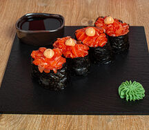 Гункан с лососем 