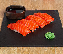 Суши с лососем 