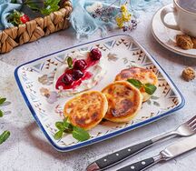 Сырники со сметаной и вишневым соусом