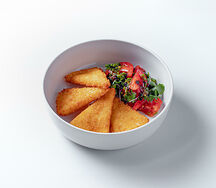 Жареный сулугуни с томатами