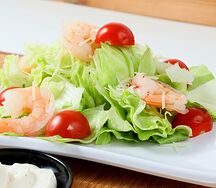 Салат Цезарь с креветками