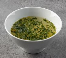 Куриный бульон с яйцом и зеленью