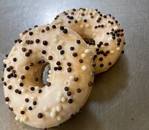Пончик с ванильной начинкой и шоколадными шариками