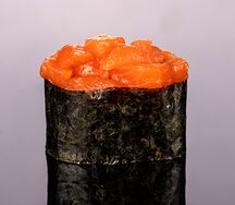 Гункан с копченым лососем