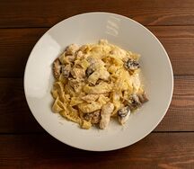 Феттуччине с куриной грудкой и шампиньонами