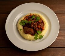Говядина по-бургундски с картофельным пюре