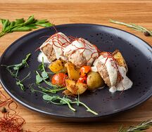 Медальоны из свинины с картофелем и сливочным соусом
