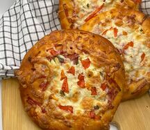 Пицца с колбасой