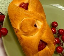 Булочка с клубникой