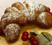 Рогалик с клубникой