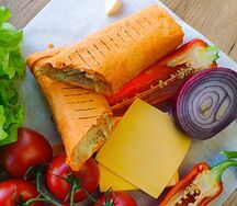 Шаурма Сырная с курицей с соусом собственного приготовления