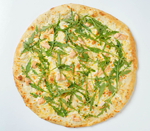 Пицца с лососем и сливочным соусом