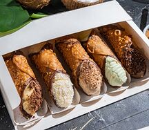 Набор пирожных Take the Cannoli