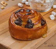 Булочка с шоколадом