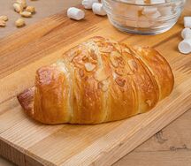 Круассан с миндальной начинкой