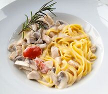 Паста с курицей и грибами