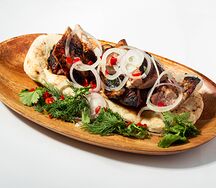 Свиная шейка на лепешке