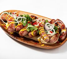 Колбаски из свинины и говядины на лепешке