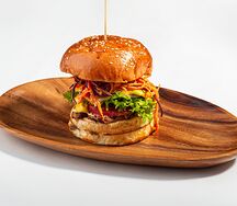Бургер с индейкой и печеными перцами