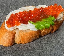 Брускетта с красной икрой