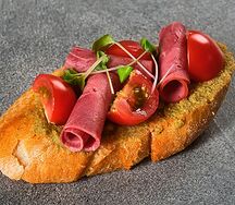 Брускетта с говядиной