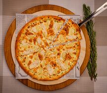 Пицца с курицей и ананасом 