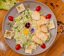 Салат Цезарь с курицей
