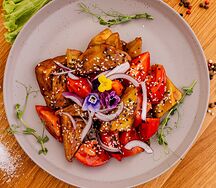 Салат с жареными баклажанами и розовыми томатами