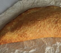 Кальцоне итальянский пирог с ветчиной и сыром