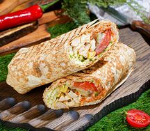 Шаурма куриная на мангале в армянском лаваше