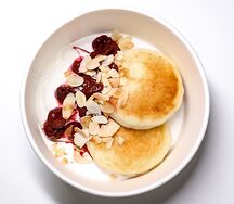 Сырники со сметаной и вишнёвым соусом