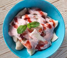 Вареники с малиной и соусом