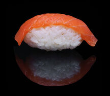Нигири с лососем копченым