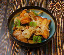 Жаренный картофель с грибами и луком