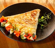 Блинчик с семгой и творожным сыром