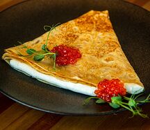 Блинчик с красной икрой и творожным сыром, молоко, мука, сливочное масло, яйцо