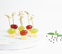 Канапе с сыром и виноградом