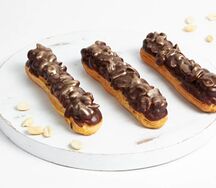 Эклер Орехово-карамельный