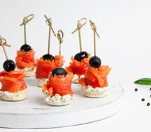 Канапе с творожным сыром и красной рыбой