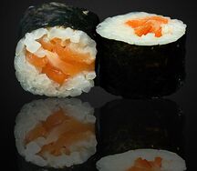 Ролл с лососем