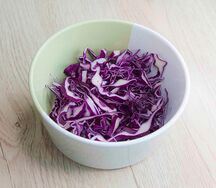 Собери свой салат на краснокочанной капусте