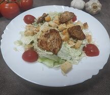 Салат Цезарь с жареной курицей